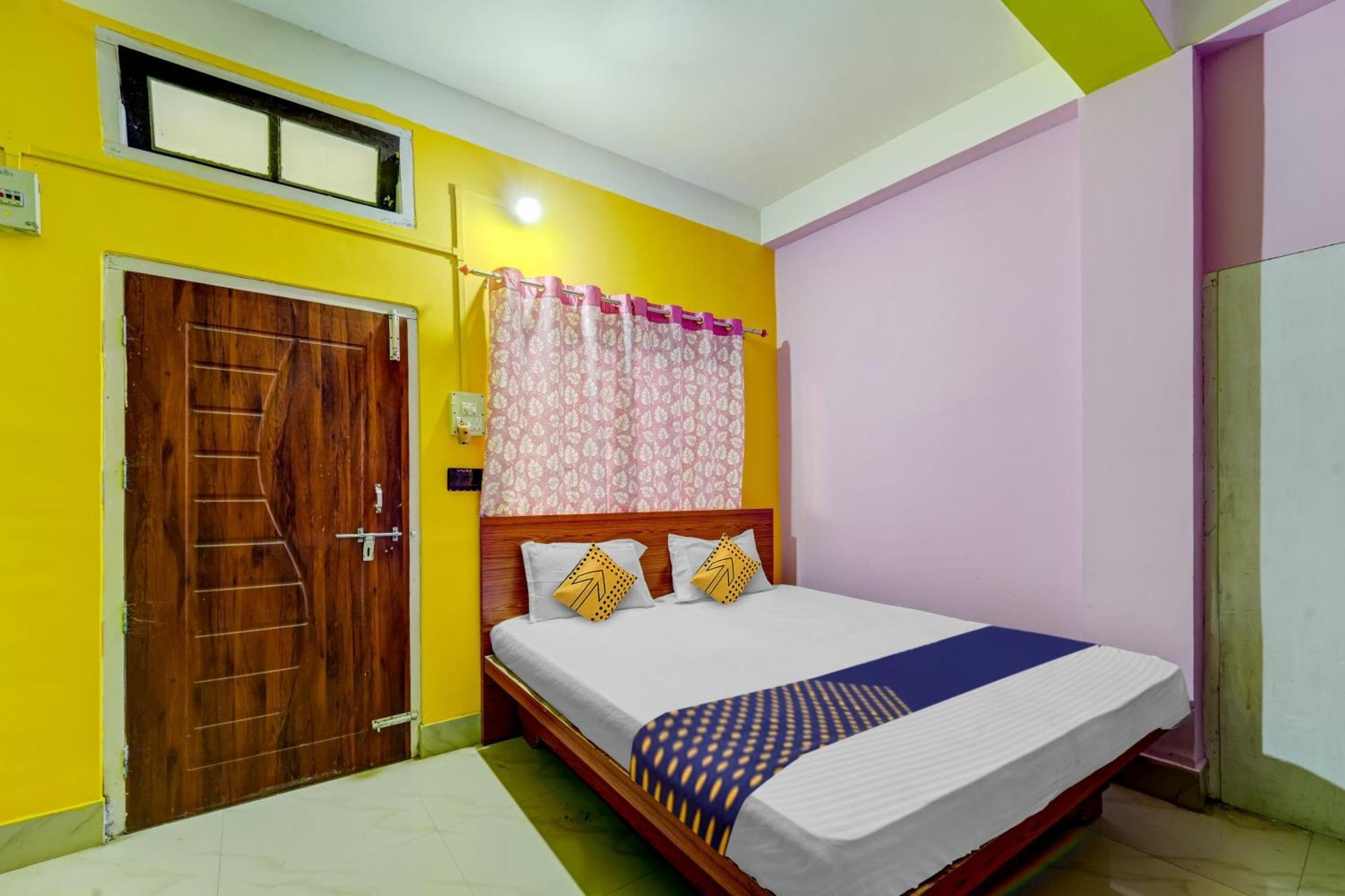 Hotel O Home Trimurti Guest House Guwahati Bagian luar foto